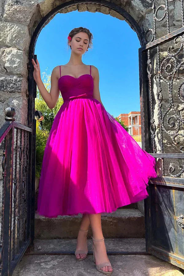 Vestido de fiesta sencillo con escote corazón y largo hasta la rodilla